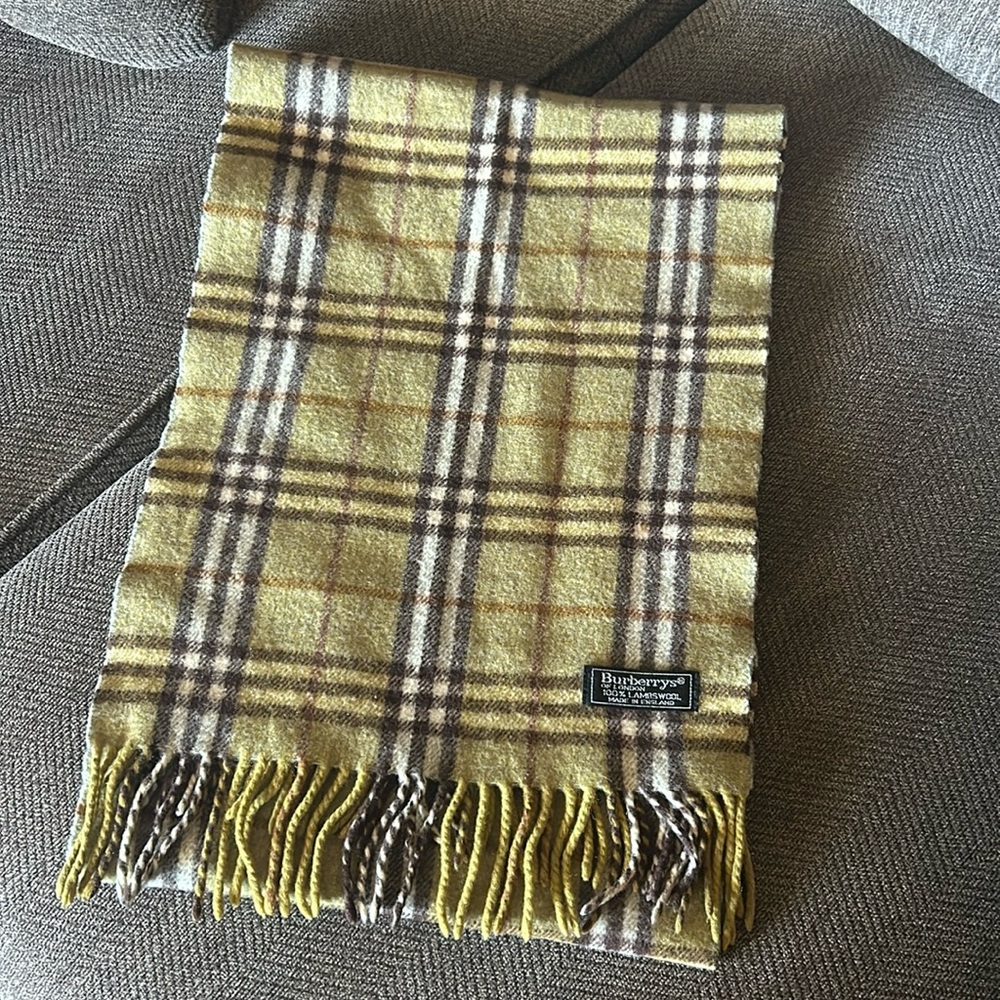 Burberry’s vintage lambswool scarf euc